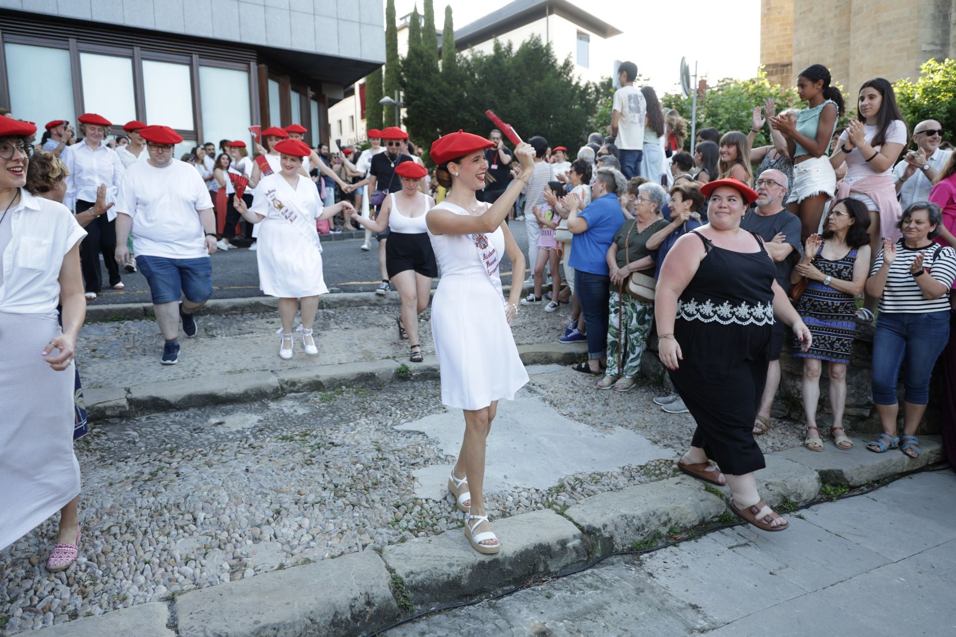 Presentación de las cantineras del Alarde público en Irun
