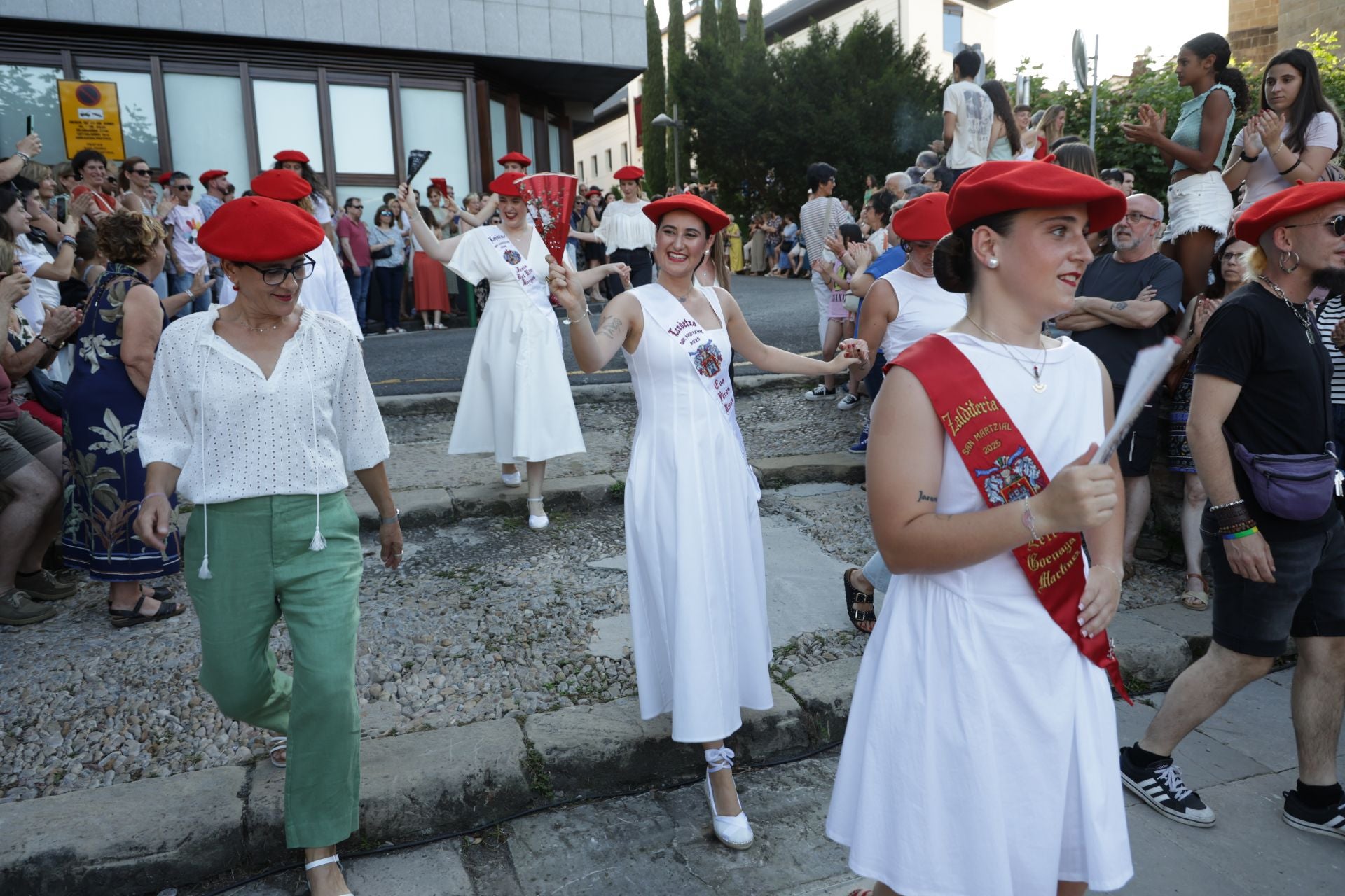 Presentación de las cantineras del Alarde público en Irun