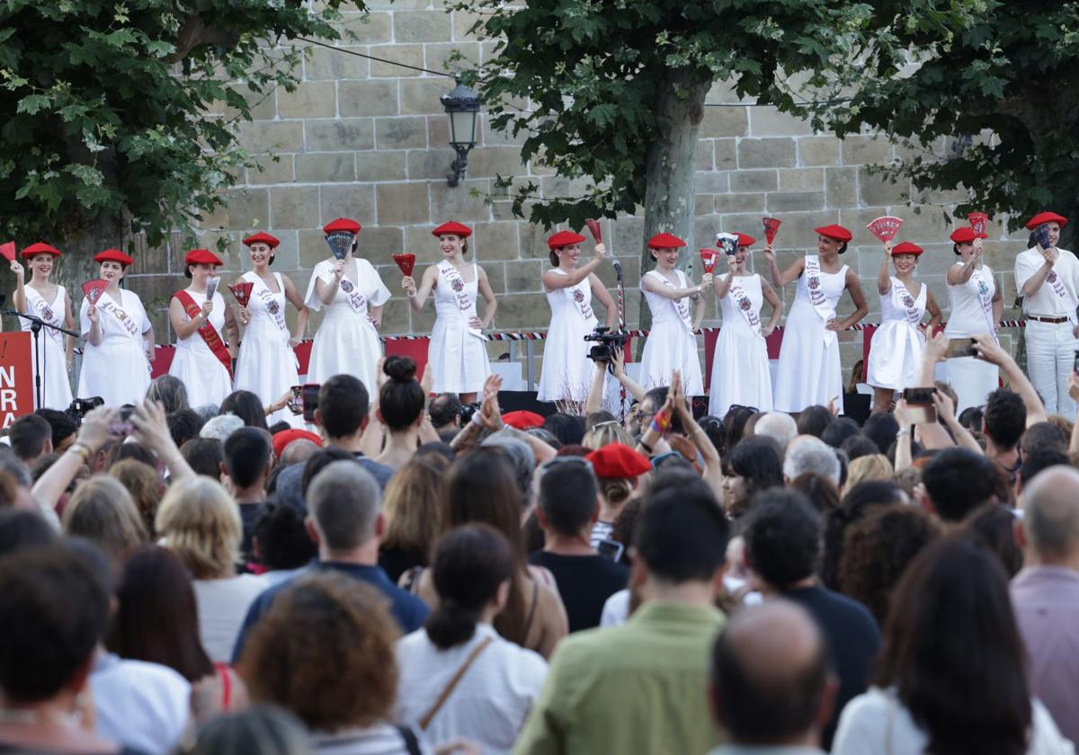 Presentación de las cantineras del Alarde público en Irun