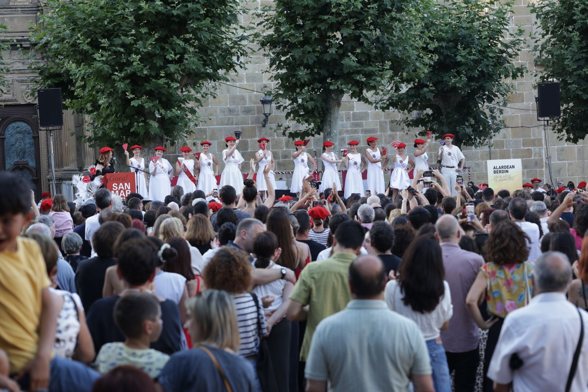 Presentación de las cantineras del Alarde público en Irun