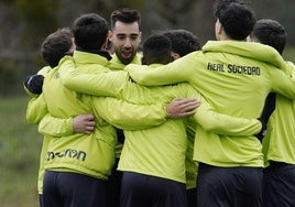 La plantilla de la Real, durante un juego en un entrenamiento en Zubieta
