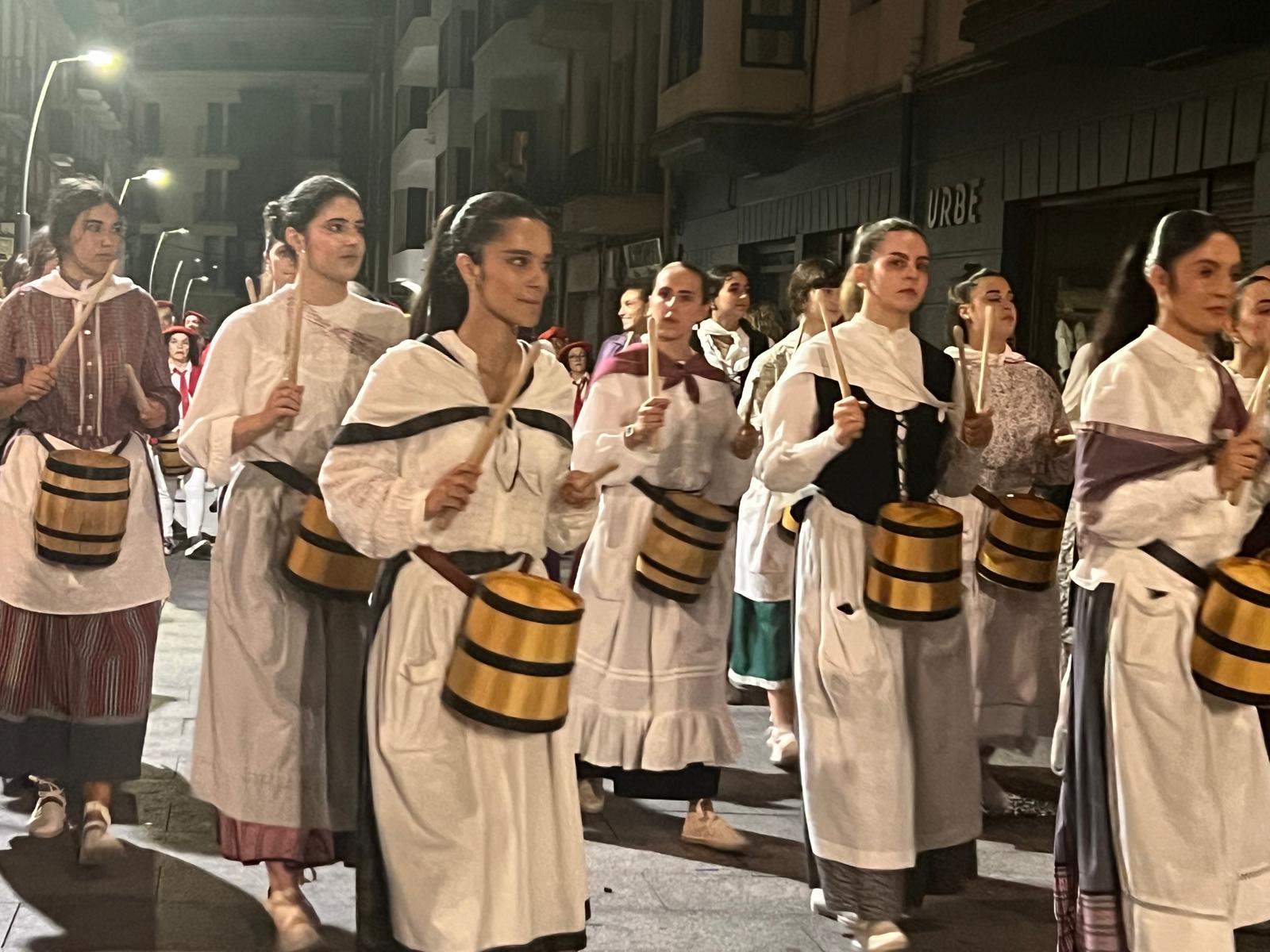 Una tamborrada con 611 participantes y un emotivo pregón de Oleta y Auzokoak