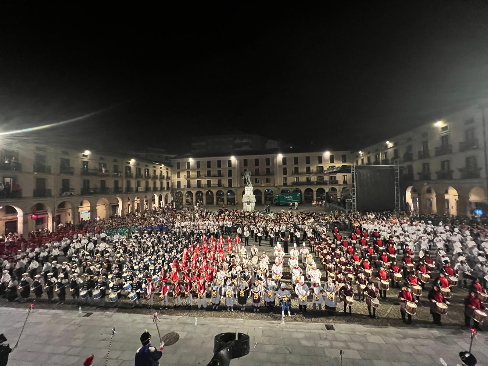 Una tamborrada con 611 participantes y un emotivo pregón de Oleta y Auzokoak