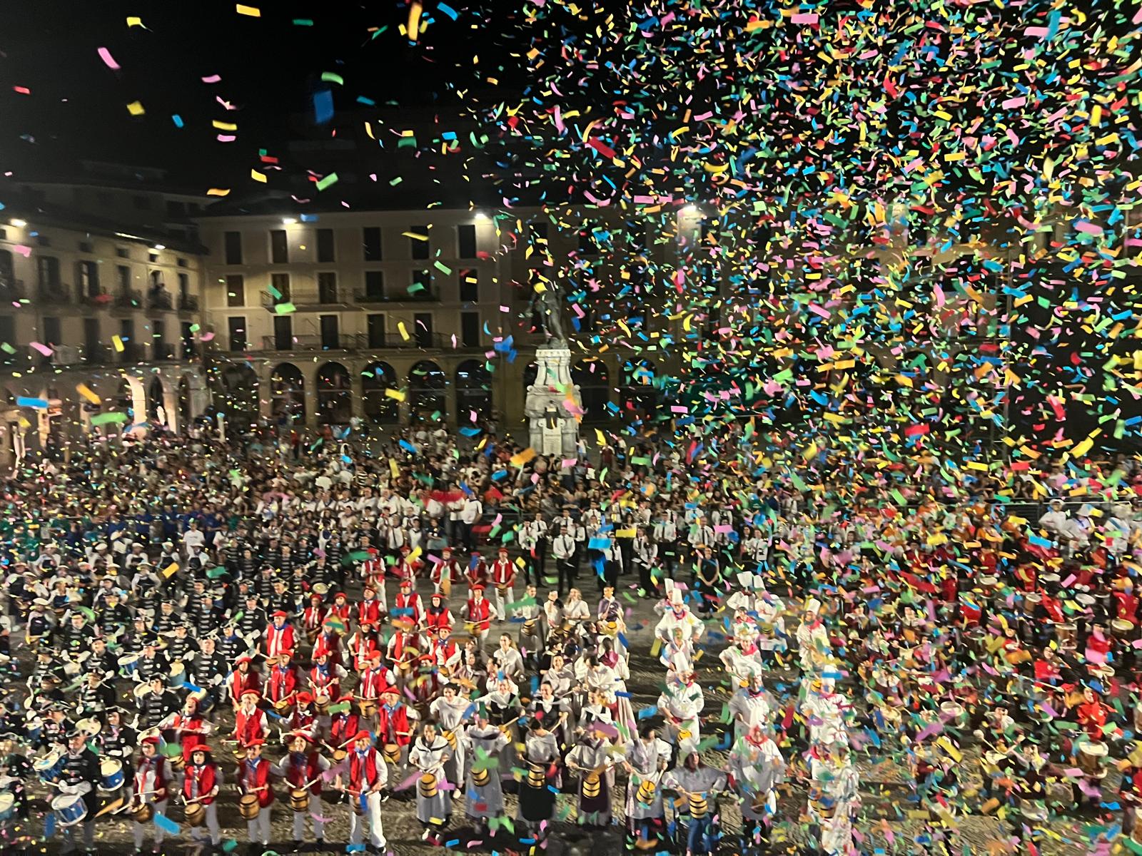 Una tamborrada con 611 participantes y un emotivo pregón de Oleta y Auzokoak