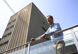 José María Pitarke posa ante la Torre Cuántica que se construye junto a Nanogune.