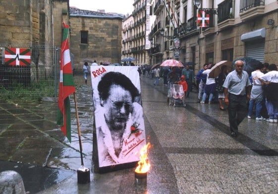 Foto de Rosa Zarra en el exterior de la iglesia de San Vicente en 1995.