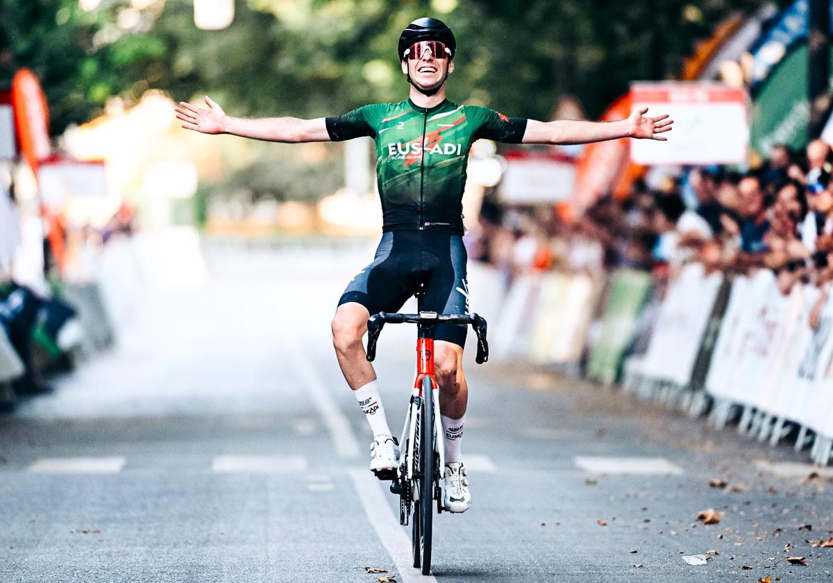 Yago Agirre celebra su triunfo en el Campeonato de España sub-23, este sábado en Granada.