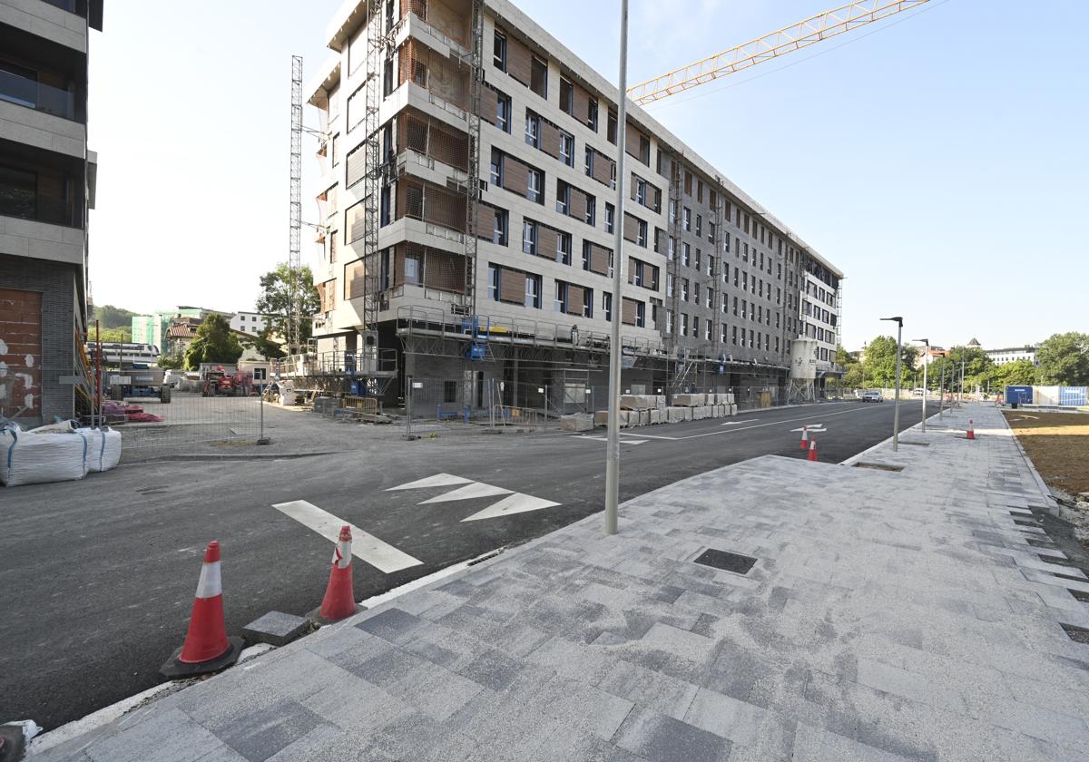 Viviendas en construcción en Ciudad Jardín, en el barrio de Loiola de San Sebastián.