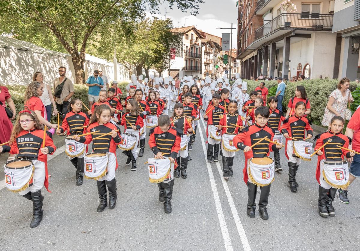 La tamborrada infantil y varios homenajes, como el de Gure Patxintxiak o el Juan Luis Eizmendi, fueron algunas de las citas matutinas de ayer sábado dentro de las fiestas patronales de San Pedro.