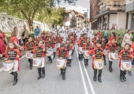 La tamborrada infantil y varios homenajes, como el de Gure Patxintxiak o el Juan Luis Eizmendi, fueron algunas de las citas matutinas de ayer sábado dentro de las fiestas patronales de San Pedro.