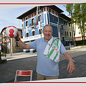 Iñaki 'Ambrosio' Apaolaza ormaiztegiarra OKE eskubaloi taldearekin elastikoarekin.