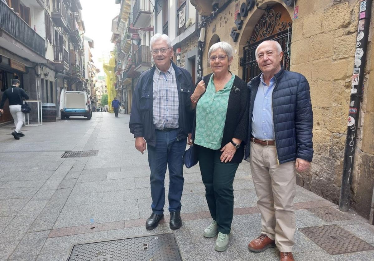 Ricardo Ramos, Koro Loyarte y Juan Bautista Biurrarena posan juntos en Andre kalea.
