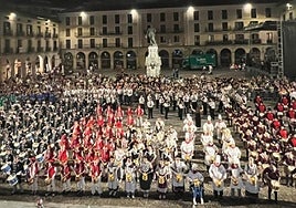 Pletórica llegada a la plaza de la enorme tamborrada de sociedades del viernes.