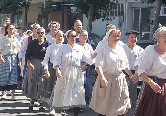 Kalejira ikusgarria egin zuten atzo eguerdian dantzari eta arrantzaleek herrian zehar.