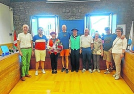 La tamborrada de San Pedro rindió homenaje a Joxe Mari Zubimendi, quien fue el encargado de subir la bandera del municipio.