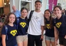 Zubimendi, que este domingo ha continuado con sus vacaciones, se ha fotografiado en el aeropuerto de Loiu con un grupo de jóvenes que viajaba a Gran Bretaña.