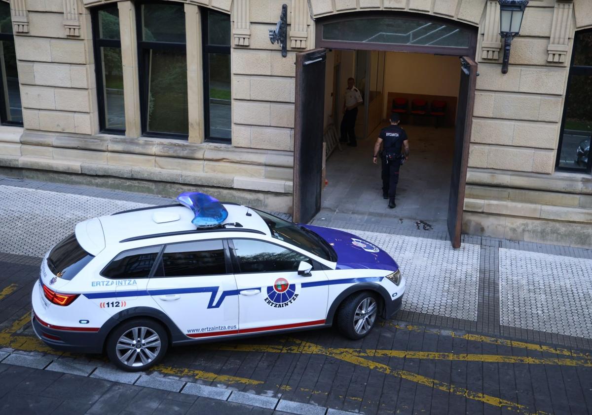 Detenido un joven de 28 años por quemar tres contenedores en Donostia