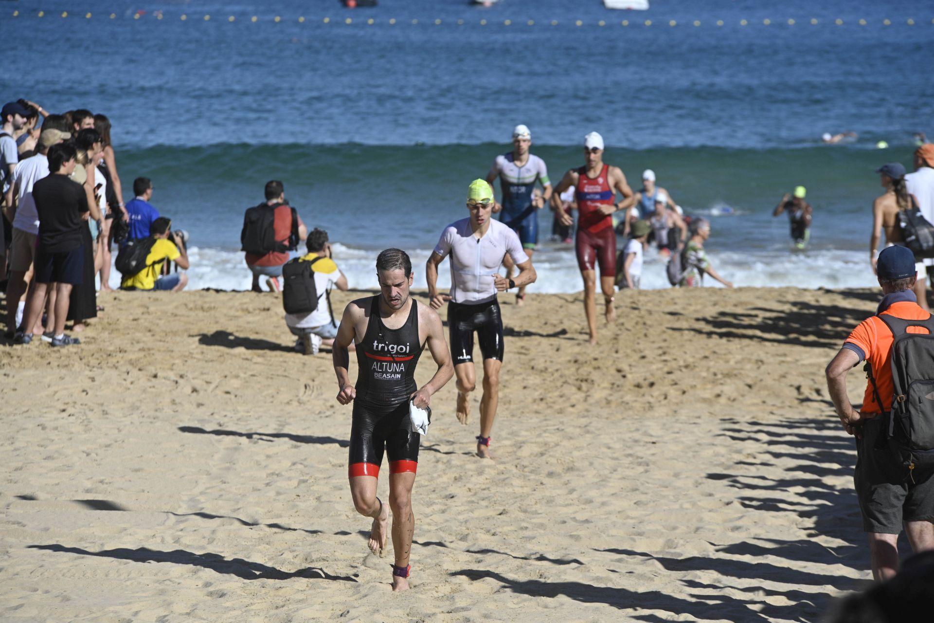 Las imágenes de la XVIII edición del Triatlón Memorial Onditz bajo el sol en Donostia