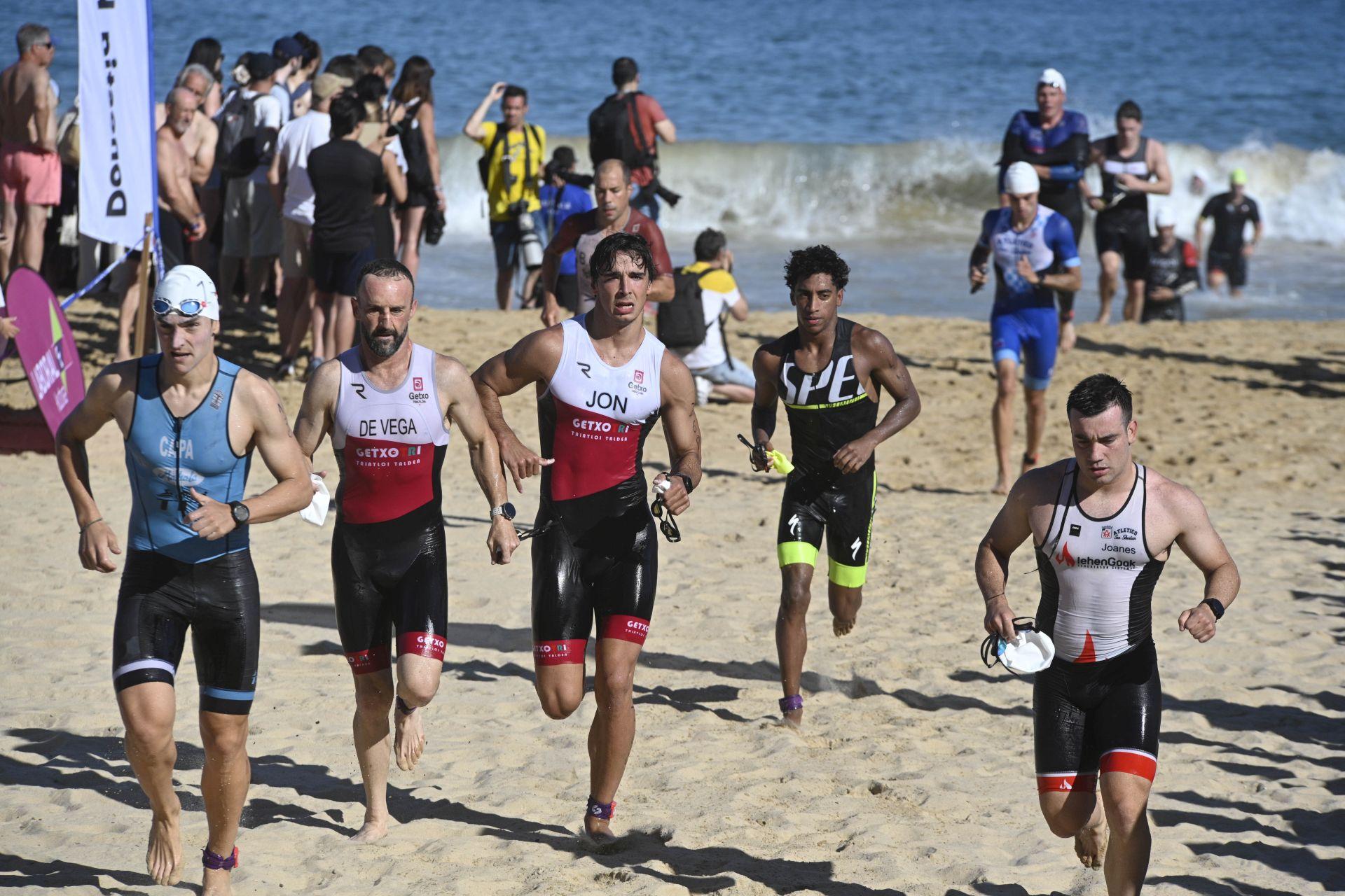Las imágenes de la XVIII edición del Triatlón Memorial Onditz bajo el sol en Donostia