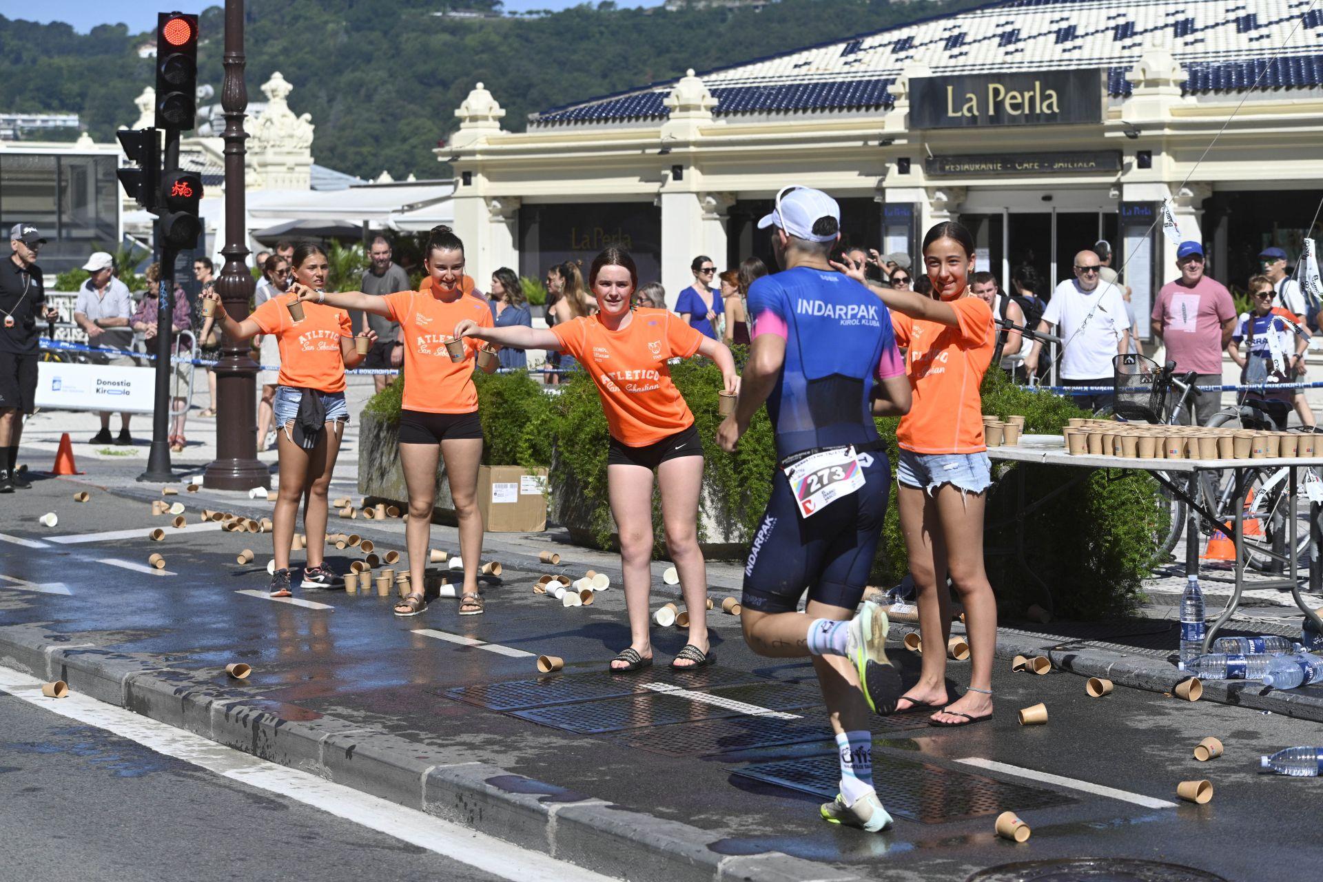 Las imágenes de la XVIII edición del Triatlón Memorial Onditz bajo el sol en Donostia