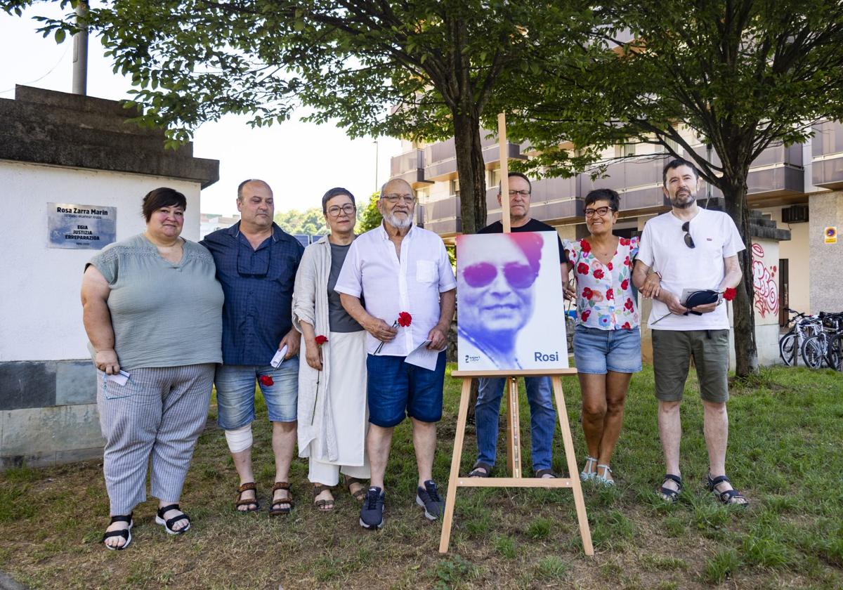 La familia de Rosa Zarra este domingo en el homenaje en Donostia.