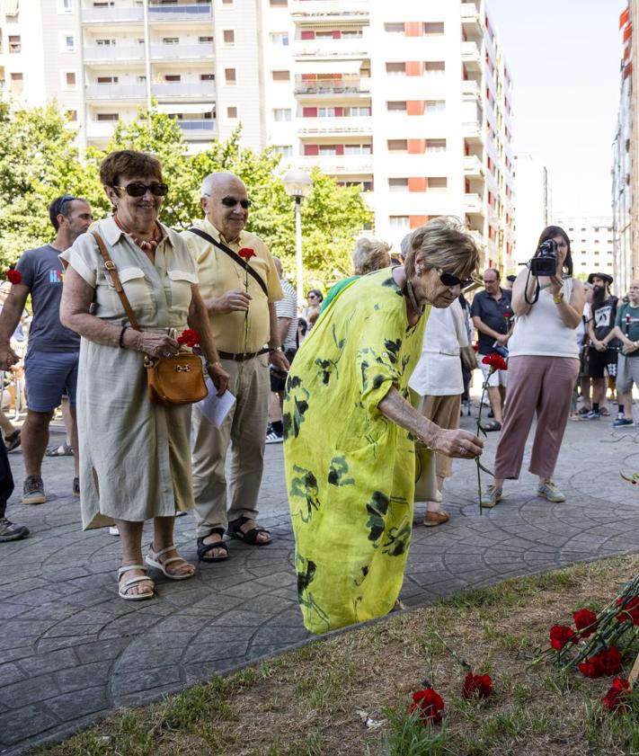 Imagen secundaria 2 - Homenaje a Rosa Zarra: «Que el señor Atutxa no pierda la oportunidad de pedirnos las disculpas que nos debe»