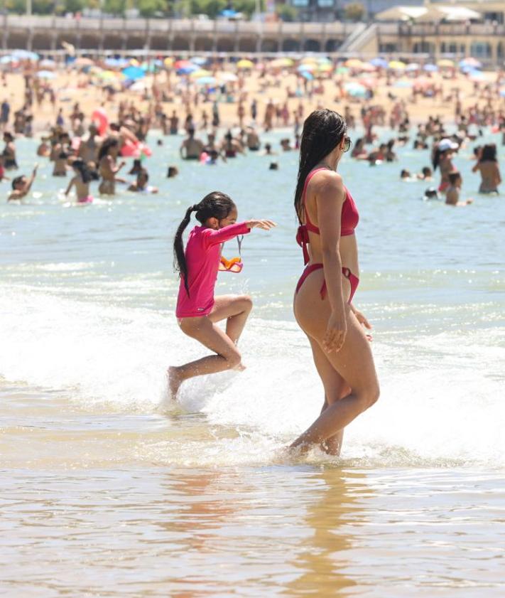 Imagen secundaria 2 - Bañistas disfrutando en las playas de Donostia.