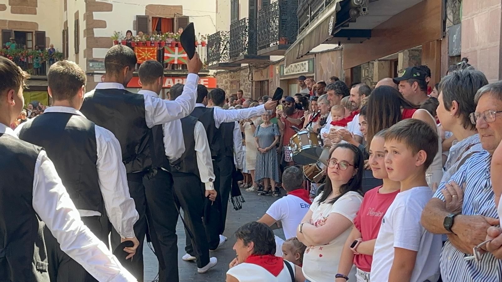 Doneztebe baila al sol