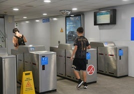 Adolescentes acceden a una estación de Euskotren.