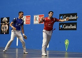 Altuna III y Zabala, en el partido de este domingo en Mungia.