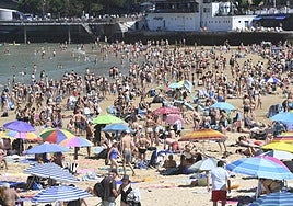 La playa de La Concha estuvo ayer abarrotada en pleno mes de junio.