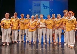 'Las chicas de oro', en la casa de cultura, tras recibir el merecido homenaje.