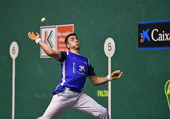 Peio Etxeberria entra de volea.