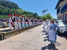 Los pastores y las nodrizas bailaron en Torreatze a orillas del mar.