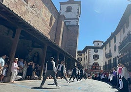 Los dantzaris dan largos pasos en la dantza competición del Trapatan