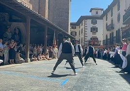 Competición a base de zancadas en el Trapatan, la dantza local