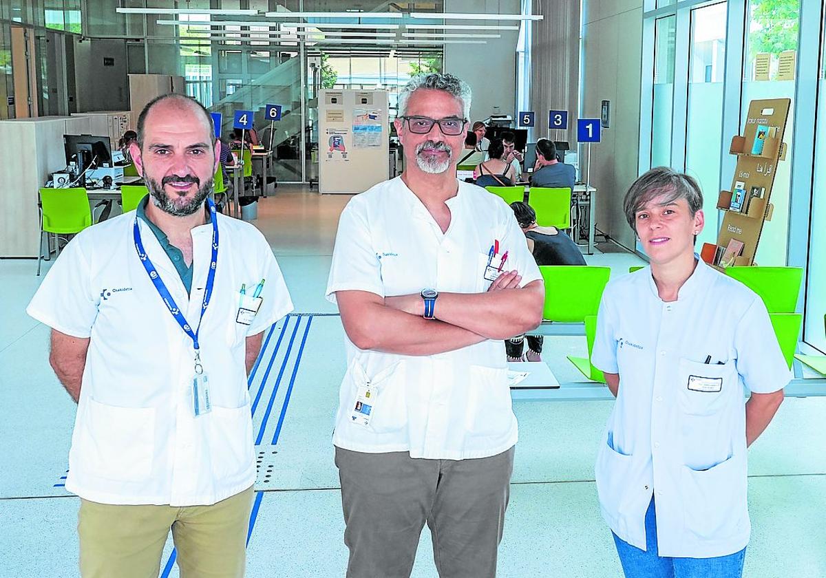Asier Pérez, Maxi Gutiérrez y Eva Gómez, en el ambulatorio de Zabalgana.