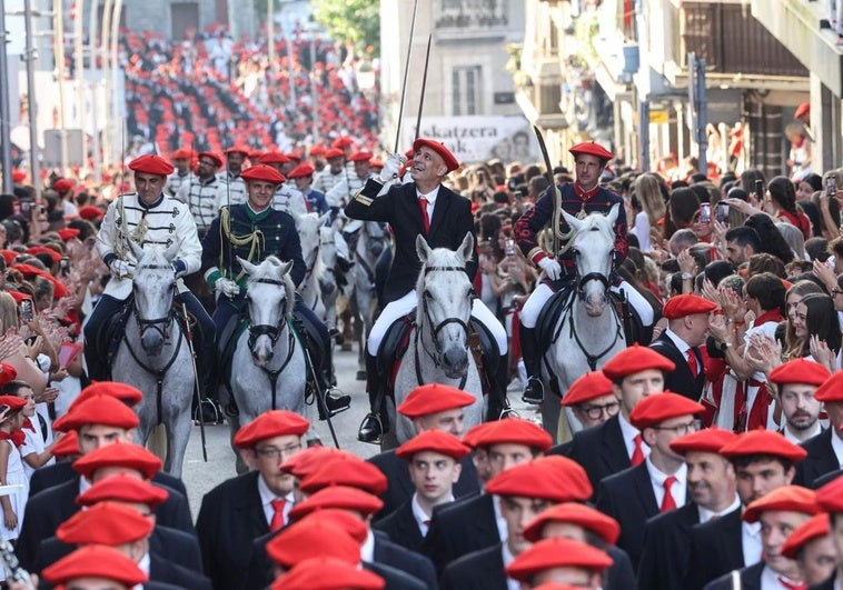 Las calles de Irun se han llenado para disfrutar del Alarde tradicional.