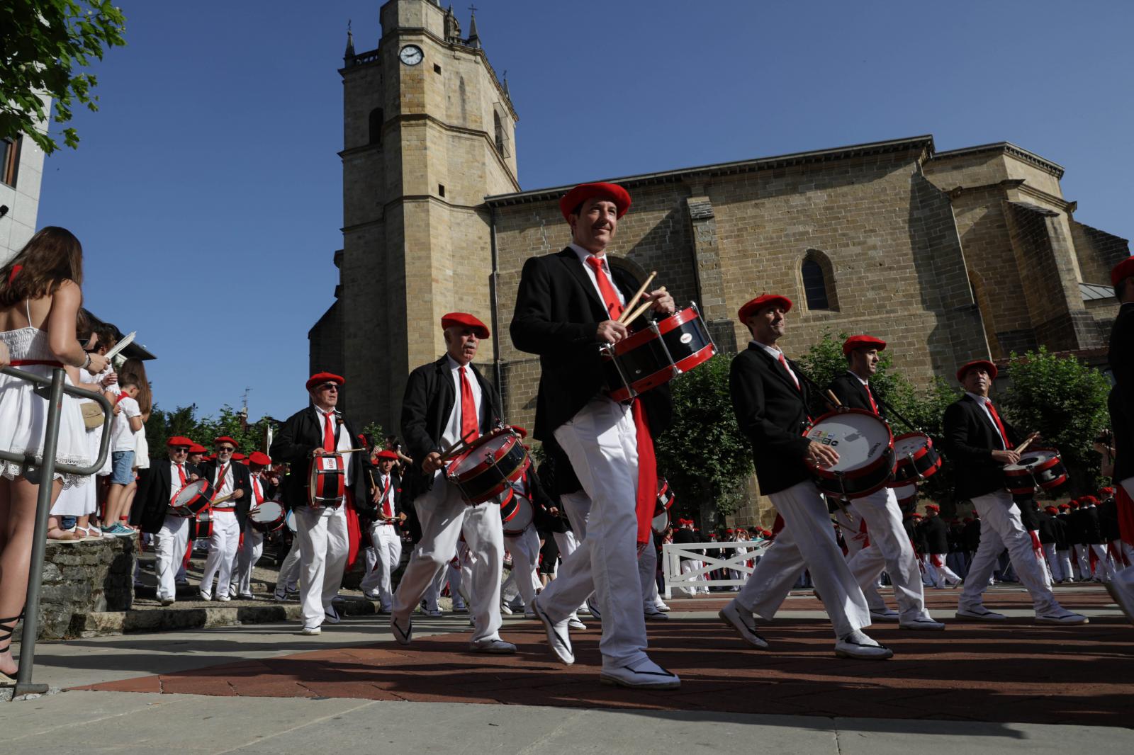 Emoción, sol y calor en el Alarde tradicional