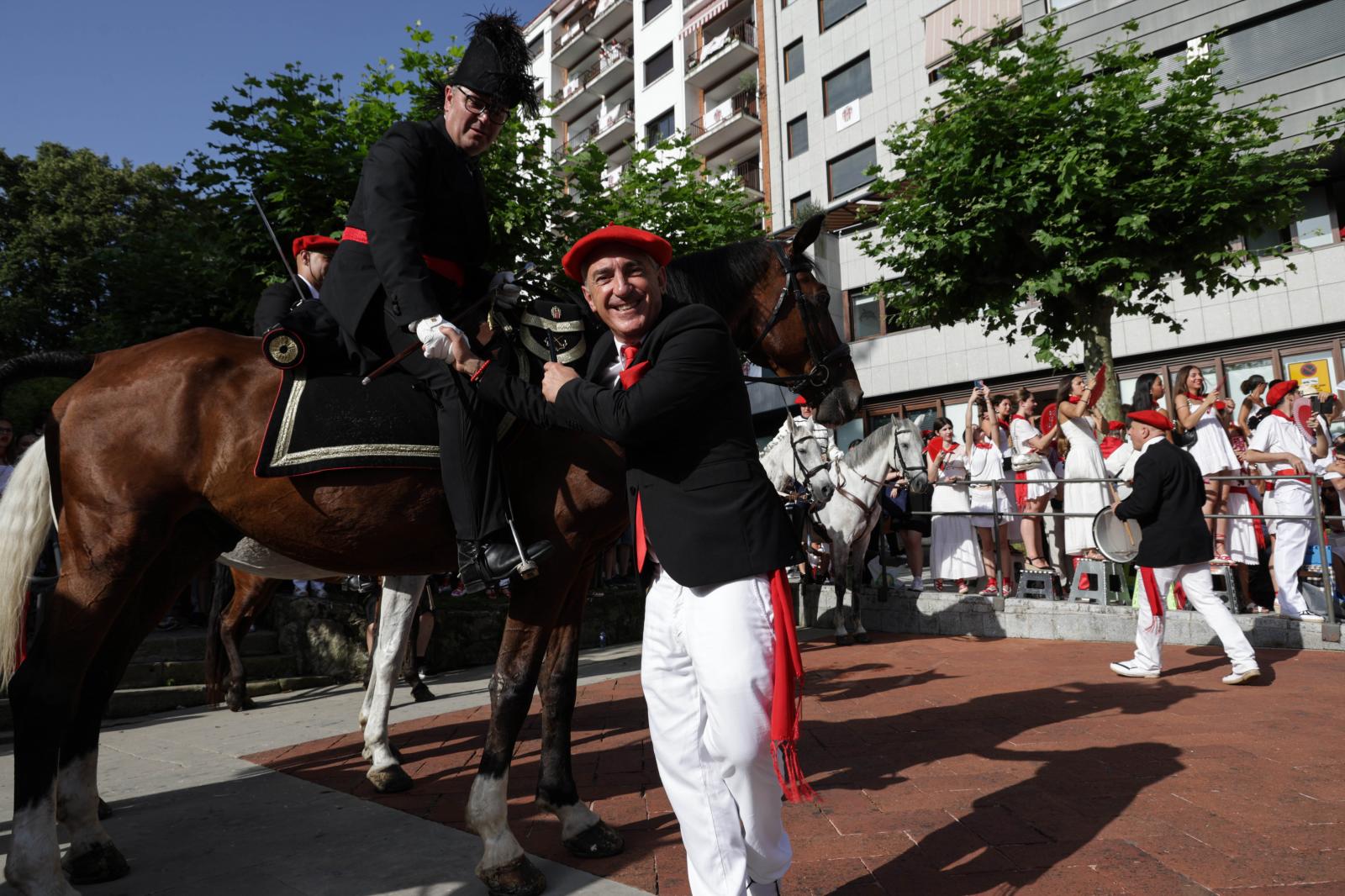 Emoción, sol y calor en el Alarde tradicional