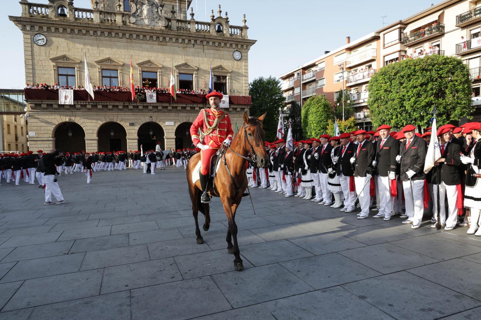 Emoción, sol y calor en el Alarde tradicional