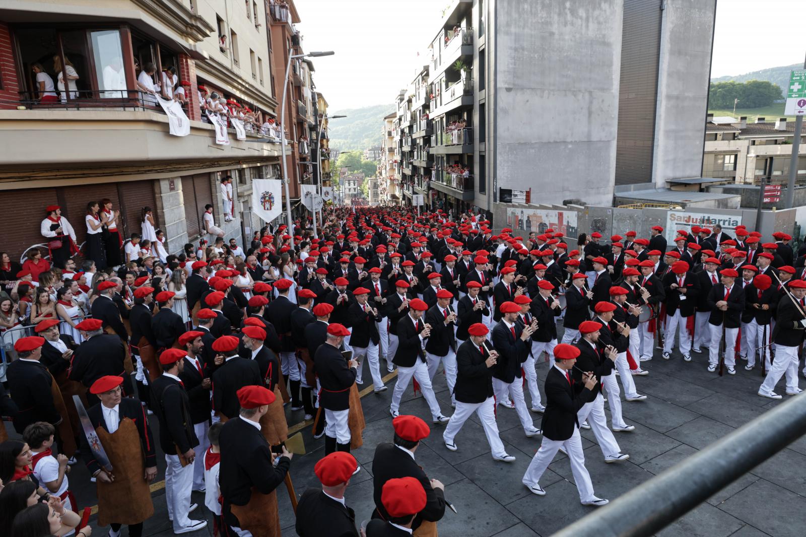 Emoción, sol y calor en el Alarde tradicional