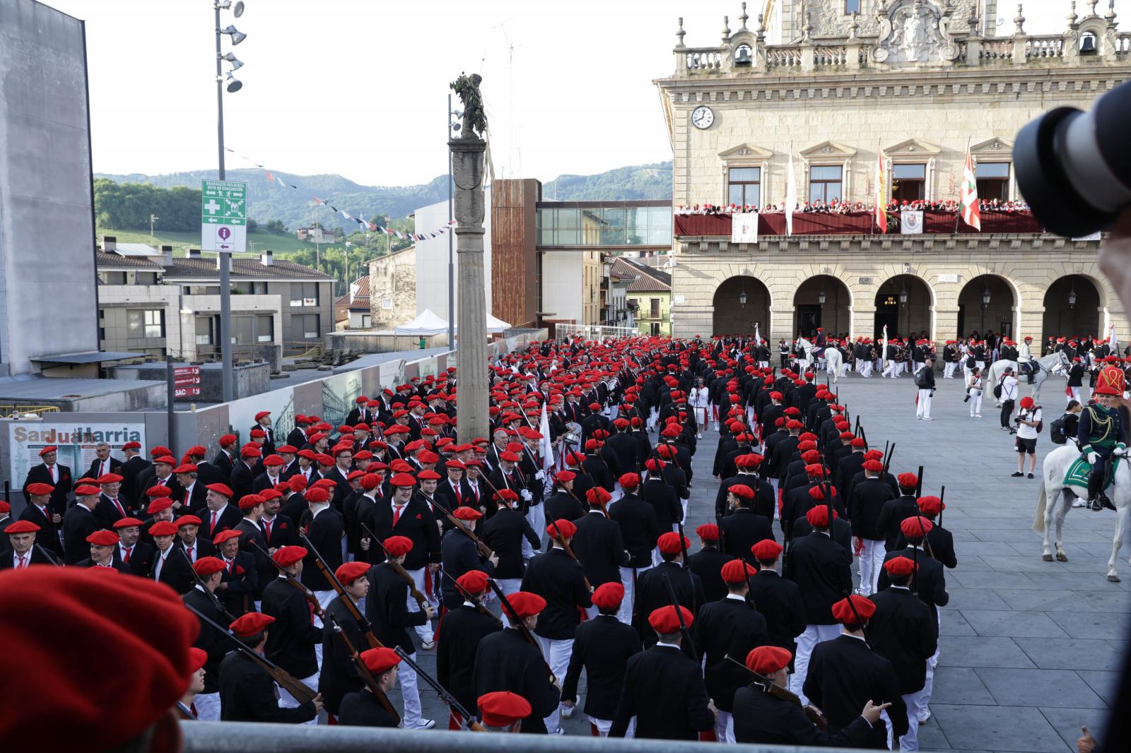 Emoción, sol y calor en el Alarde tradicional