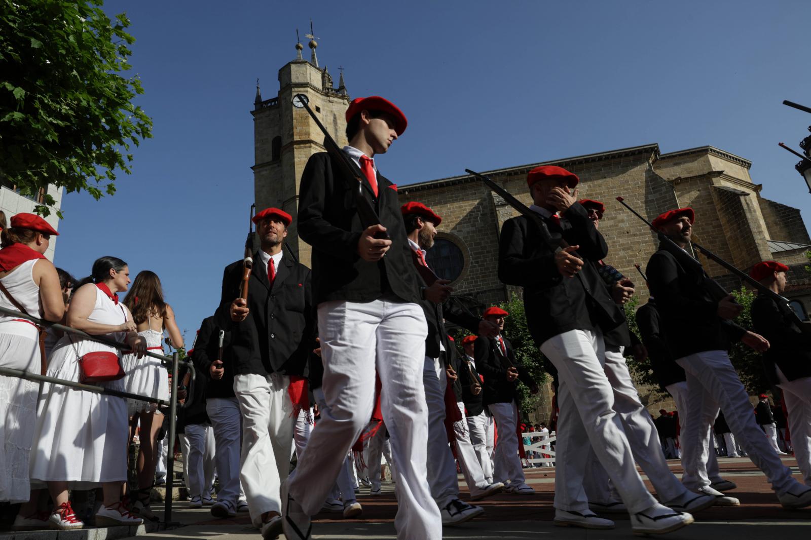 Emoción, sol y calor en el Alarde tradicional