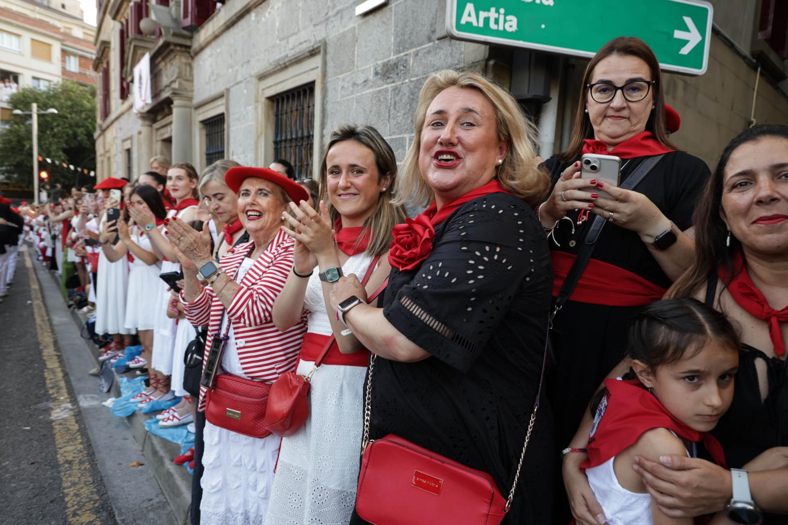 Emoción, sol y calor en el Alarde tradicional