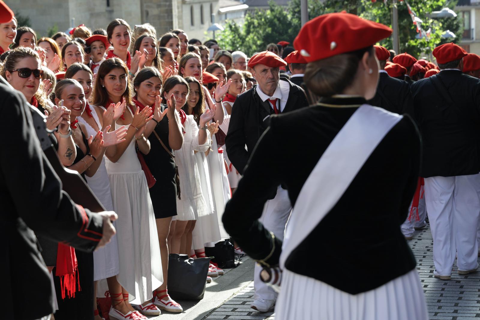 Emoción, sol y calor en el Alarde tradicional