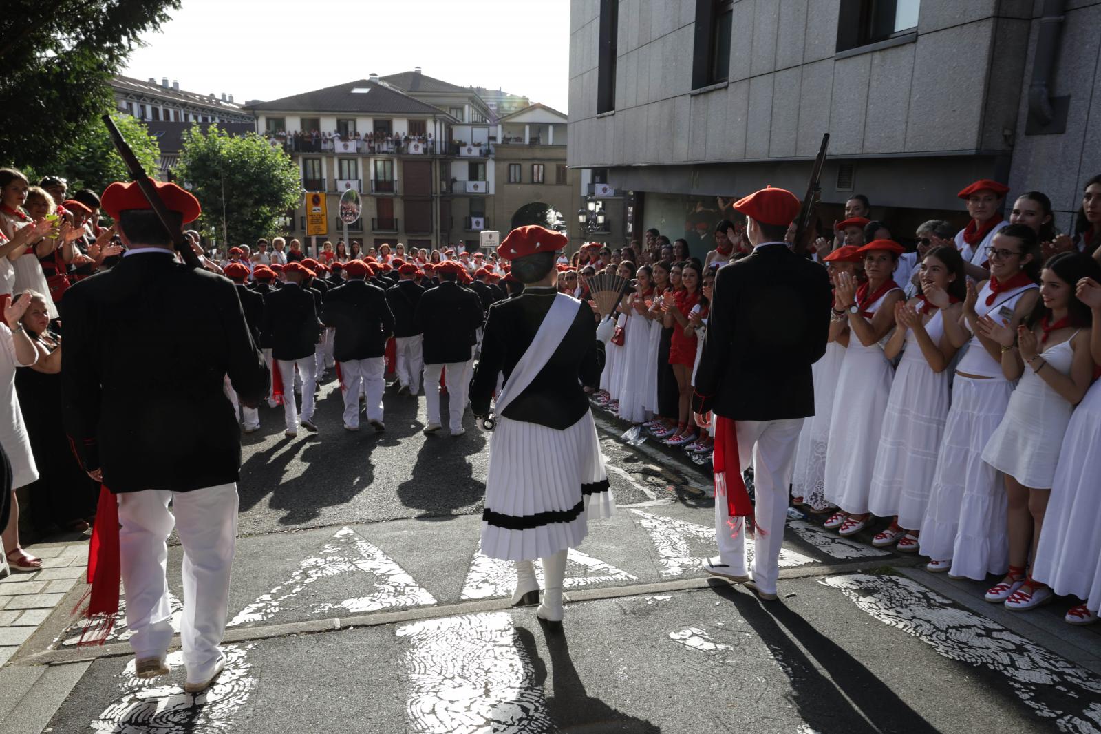 Emoción, sol y calor en el Alarde tradicional