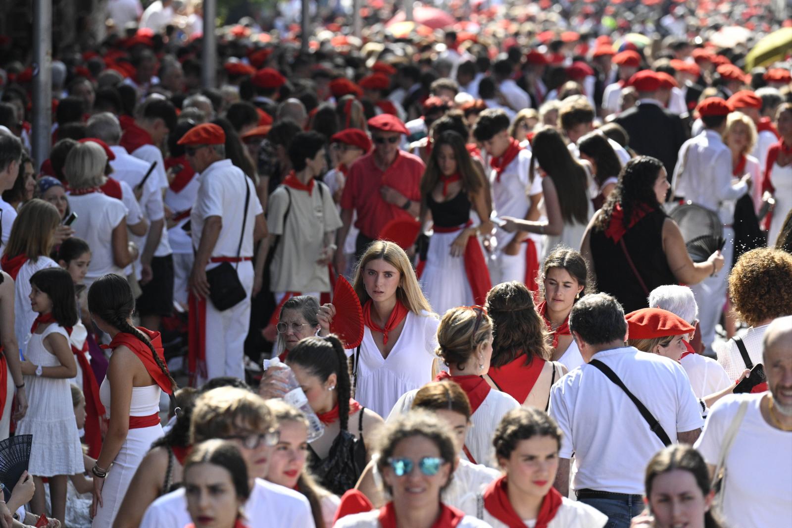 El Alarde público desfila bajo un intenso sol
