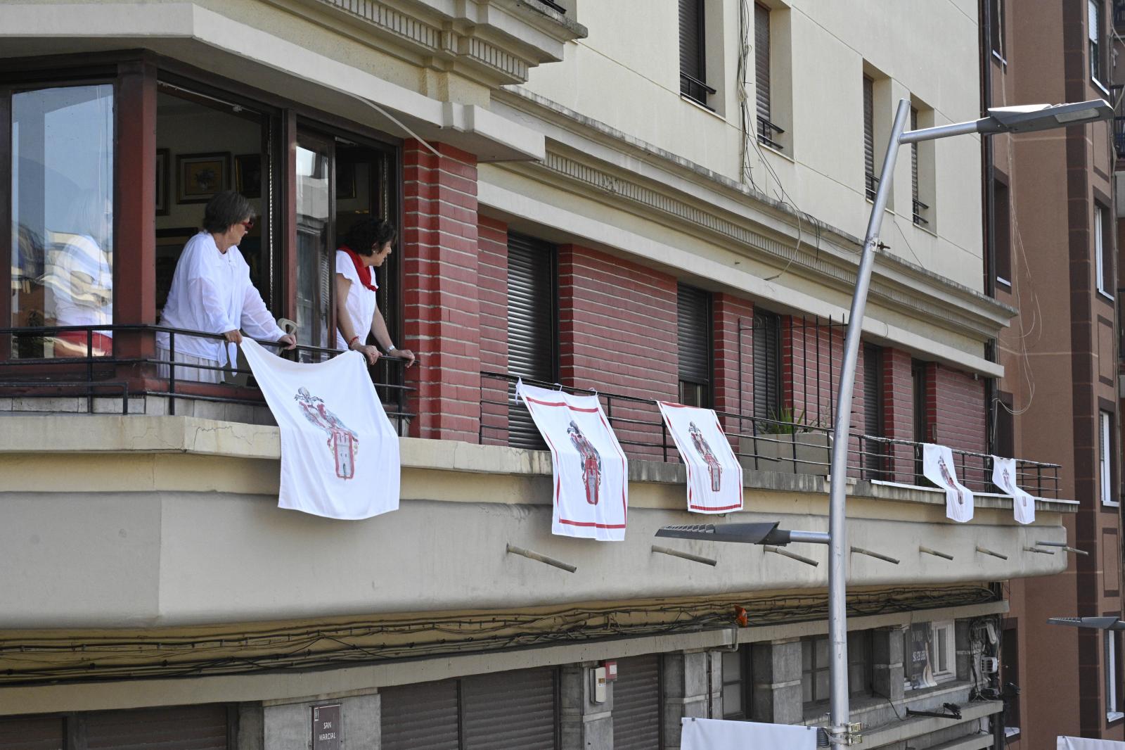 El Alarde público desfila bajo un intenso sol
