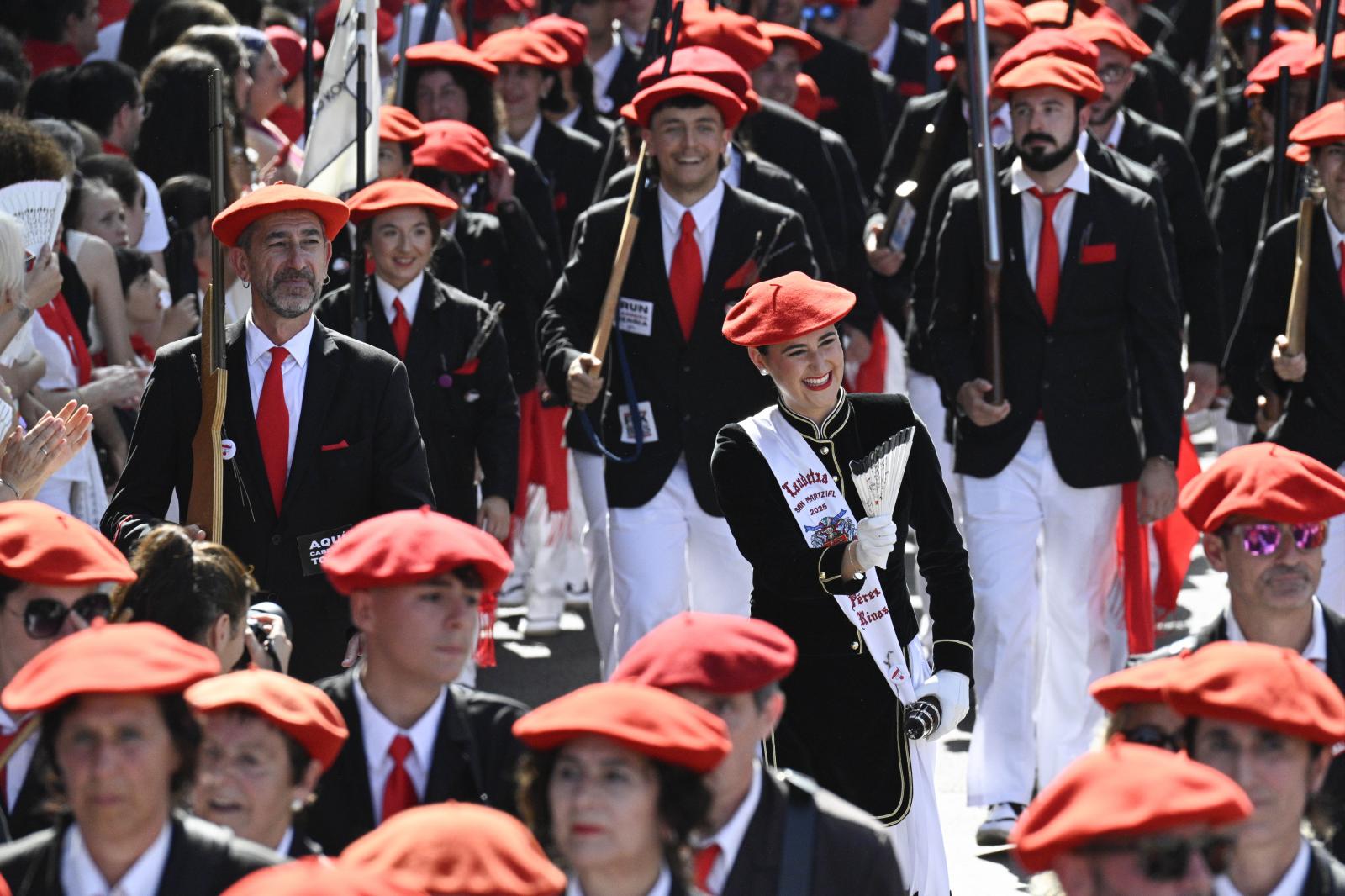 El Alarde público desfila bajo un intenso sol
